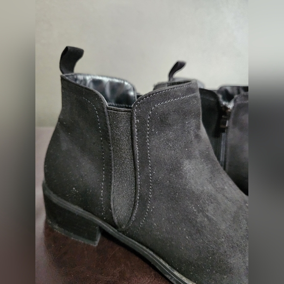 8.5 W Torrid Ankle Booties - Picture 3 of 7